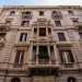 Limmobile di colore grigio, sviluppato su cinque piani, si caratterizza per il bovindo di stile neoclassico: un balcone sporgente rispetto al prospetto delledificio, elemento architettonico insolito nella citt di Bari